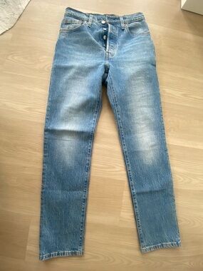 Levi’s 501 W25 L30 higher waist slim fit straight leg, thick denim light blue
